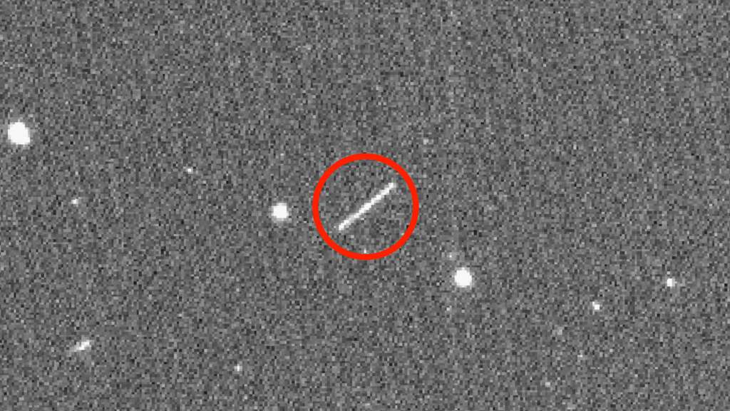 Cette trainée blanche au centre est la première image du petit astéroïde 2020 QG. Elle a été obtenue avec la caméra grand champ du Zwicky Transient Facility, six heures après son passage au plus près de la Terre. L'objet se déplaçait alors à une vitesse de 12,3 km/s. © TF, Caltech Optical Observatories