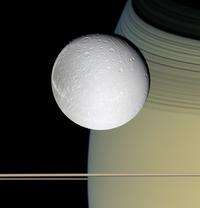 Photographie de Dioné prise par Cassini le 11 Octobre, avec Saturne en arrière plan (Crédit : NASA/JPL)