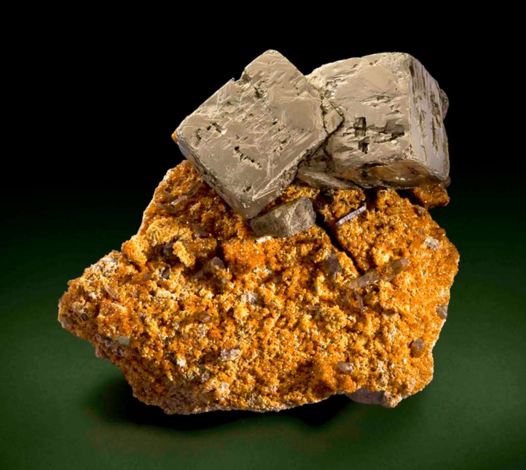 Les chercheurs ont recensé jusqu'à 21 façons différentes de créer un même minéral : la pyrite, de formule chimique FeS2. Elle peut se former sous haute ou basse température, avec ou sans eau, avec l'aide de microbes, mais aussi par des processus abiotiques, donc sans intervention d'une quelconque forme de vie. © Arkenstone, Rob Lavinsky