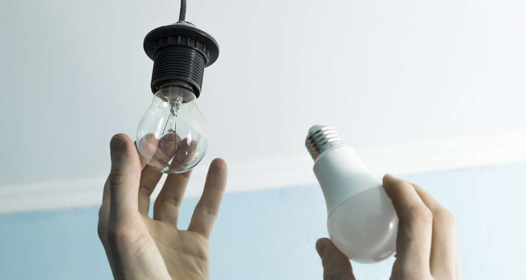 Remplacer les anciennes lampes par des modèles à LED permet de réduire la consommation d’électricité. Plus cher à l’achat, ces dernières possèdent en revanche une durée de vie d’environ 20.000 h contre 2.000 et 8.000 h pour les halogènes et fluocompactes. © Oleksandr, Adobe Stock