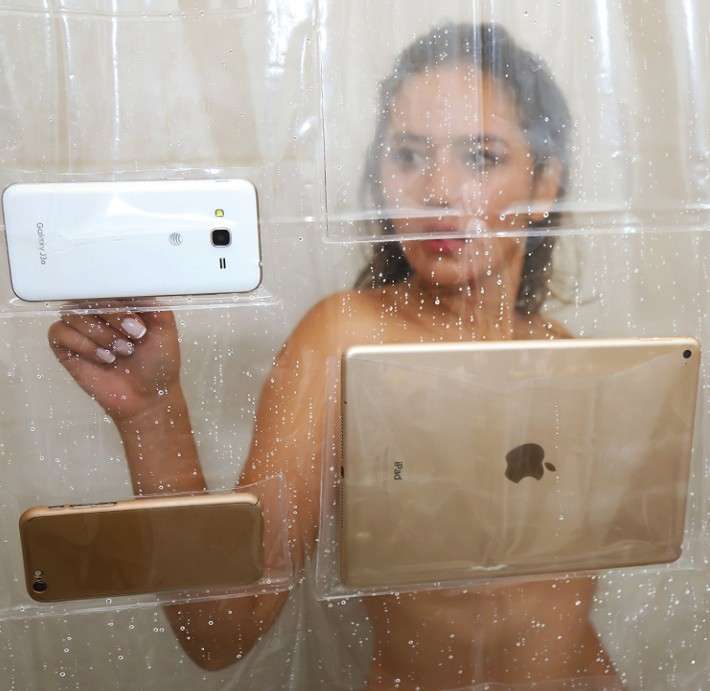 Le rideau de douche avec pochettes pour smartphones et tablettes est vendu par Amazon. © Amazon 