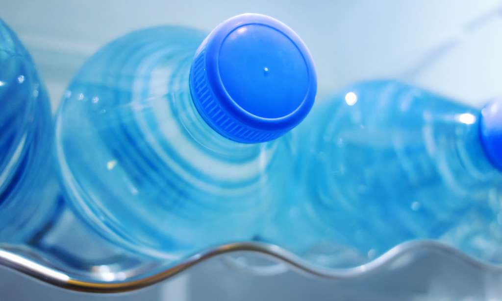 Pour combler le vide dans un réfrigérateur et éviter les surconsommations d’énergie, on peut y placer des bouteilles d’eau. © shipwell, Fotolia