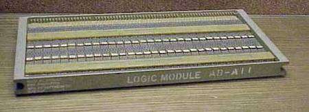 Module logique de l’ordinateur de bord d’Apollo 8 à 17. Il comportait un circuit intégré travaillant à la fréquence de 1 MHz et comprenant 11 instructions. Il était épaulé par une mémoire vive effaçable à tores de ferrite de 1 K (en mots de 16 bits) et une mémoire morte de 12 K dans laquelle était inscrit le logiciel de contrôle de vol Colossus 249. Deux exemplaires se trouvaient à bord. Crédit Stanford University