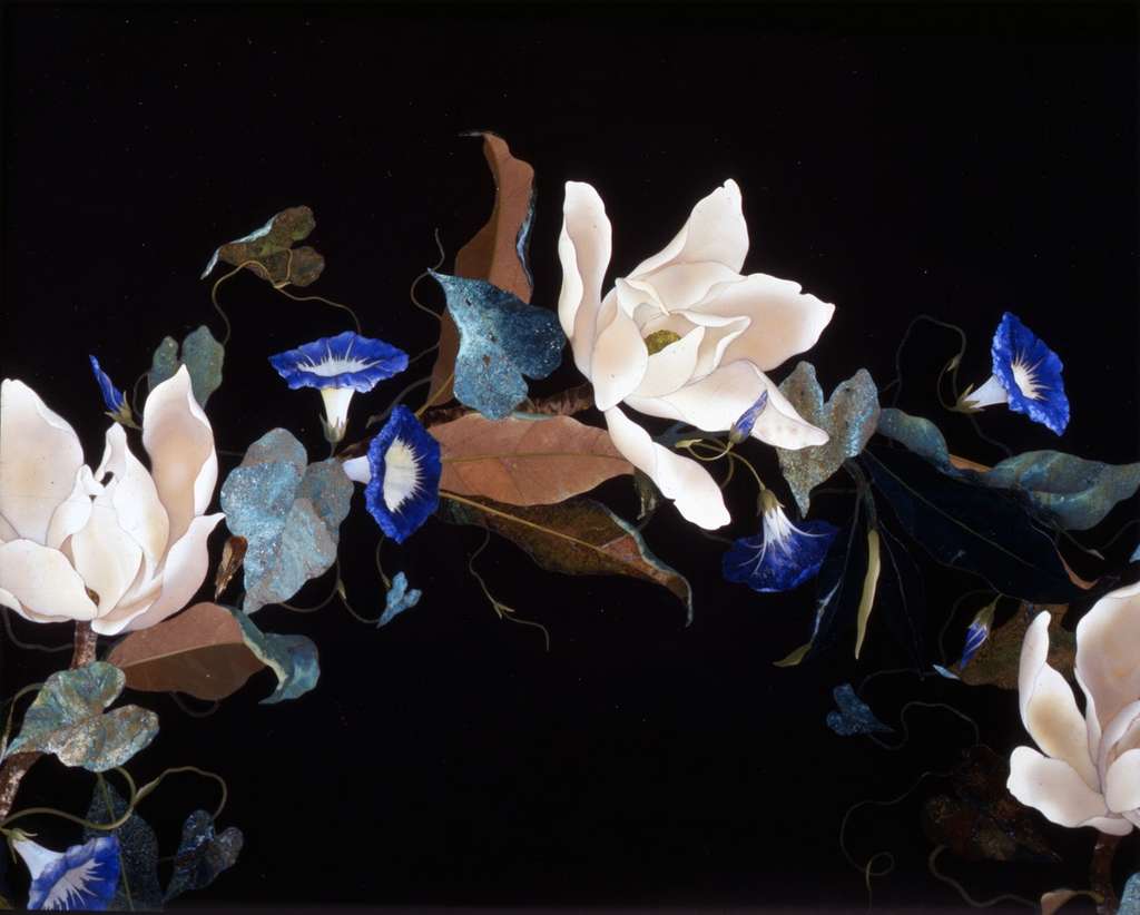 Un magnifique exemple (détail) de « commesso fiorentino » : ces fleurs sont formées d'un assemblage de fines tranches de roches dures. © Google Arts & Culture