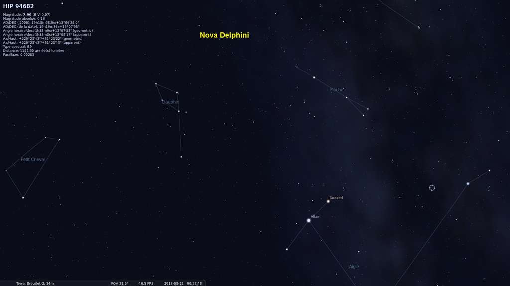 Le nouvel astre Nova Delphini 2013 se trouve à peu près sous le D de son nom écrit ici en jaune. On remarque en bas l'étoile Altaïr, dans la constellation de l'Aigle. À gauche, la constellation du Dauphin, et à droite, celle de la Flèche, qui n'a jamais aussi bien porté son nom, car cette flèche pointe vers la nouvelle étoile... © Futura-Sciences, avec le logiciel Stellarium