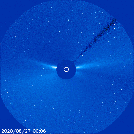 La comète fonce vers le Soleil. Les températures élevées et le rayonnement ont pulvérisé la « comète rasante » comme on peut le voir ici dans le champ du coronographe Lasco C3 de Soho. © Nasa, ESA, Soho