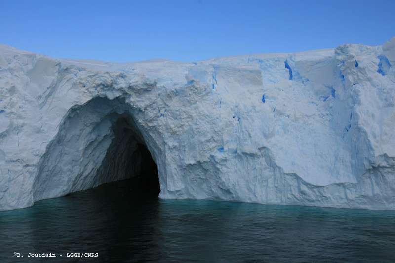 Grotte de glace dans le front du glacier de l’Astrolabe Grotte de glace dans le front du glacier de l’Astrolabe