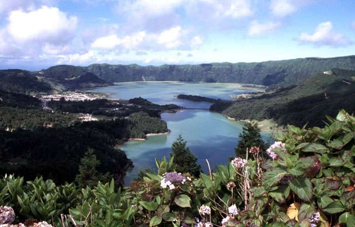 La caldeira du volcan Sete Cidades, sur l'île de São Miguel, aux Açores La caldeira du volcan Sete Cidades, sur l'île de São Miguel, aux Açores