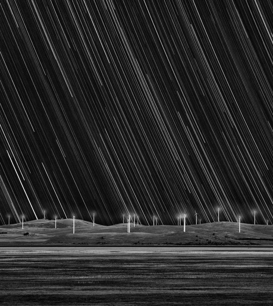 Trainées d'étoiles au-dessus d'une ferme d'éoliennes Trainées d'étoiles au-dessus d'une ferme d'éoliennes