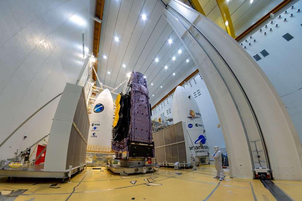 Le télescope spatial Webb est en place. À ses côtés, à gauche et à droite, les deux moitiés de la coiffe d'Ariane 5. © ESA, Manuel Pedoussaut