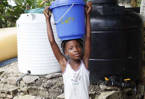 L'accès à l'eau potable non contaminée pour tous est l'une des priorités pour enrayer l'épidémie de choléra. © DFID/UK Department for International Development, Flickr, CC by-nc-nd 2.0