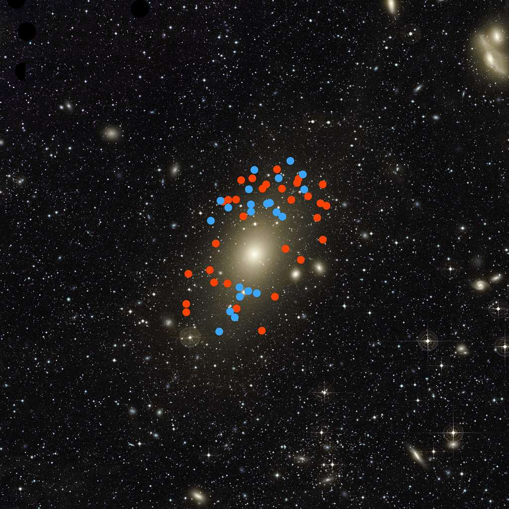 Les points de couleurs rouge et verte indiquent les positions des nébuleuses planétaires dont les mouvements ont révélé que Messier 87 était récemment entrée en collision avec une autre galaxie de taille plus petite, avant qu’elles ne fusionnent totalement. Celles marquées d’un point rouge s’éloignent de nous, tandis que celles marquées d’un point vert s’approchent de nous, relativement à la galaxie dans son ensemble. © A. Longobardi (Max-Planck-Institut für extraterrestrische Physik), C. Mihos (Case Western Reserve University), Eso