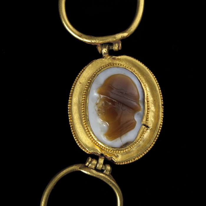 Pectoral orné d’un camée Pectoral orné d’un camée
