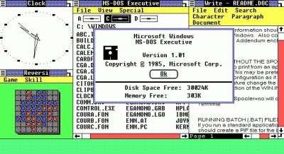Windows en 1985 (on ne disait pas Windows 1). Fini l’écran noir ! Cette surcouche logicielle, lancée au démarrage, vient ajouter une interface en couleurs à l’antédiluvien MS-Dos. L’écran présente des outils dans des fenêtres, d’où le nom… On ne peut ouvrir que quatre fenêtres, qui ne se superposent pas. Beaucoup d’utilisateurs restent dubitatifs : Windows reste très loin de l’interface du Macintosh d’Apple (on commençait seulement à dire Mac), certaines actions sont finalement plus compliquées qu’à l’aide du mode commande de MS-Dos et, de plus, l’utilitaire Norton, une surcouche logicielle également, en fait davantage entre des mains expertes. © Microsoft