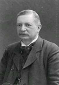 Johannes Rydberg (1854-1919) était à l'origine un mathématicien suédois converti à la physique mathématique. Il découvrit en 1890 la célèbre formule portant son nom et qui sera précieuse à Niels Bohr pour sa découverte de son modèle atomique. Crédit : AIP Emilio Segre Visual Archives, W. F. Meggers Collection Johannes Rydberg (1854-1919) était à l'origine un mathématicien suédois converti à la physique mathématique. Il découvrit en 1890 la célèbre formule portant son nom et qui sera précieuse à Niels Bohr pour sa découverte de son modèle atomique. Crédit : AIP Emilio Segre Visual Archives, W. F. Meggers Collection