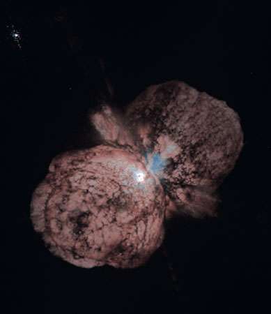 Vue enregistrée par le télescope spatial Hubble de la nébuleuse de l’Homoncule, avec ses deux lobes de matière relâchés aux pôles d’Êta de la Carène lors de l’éruption observée dans les années 1840. © Dunod 2011