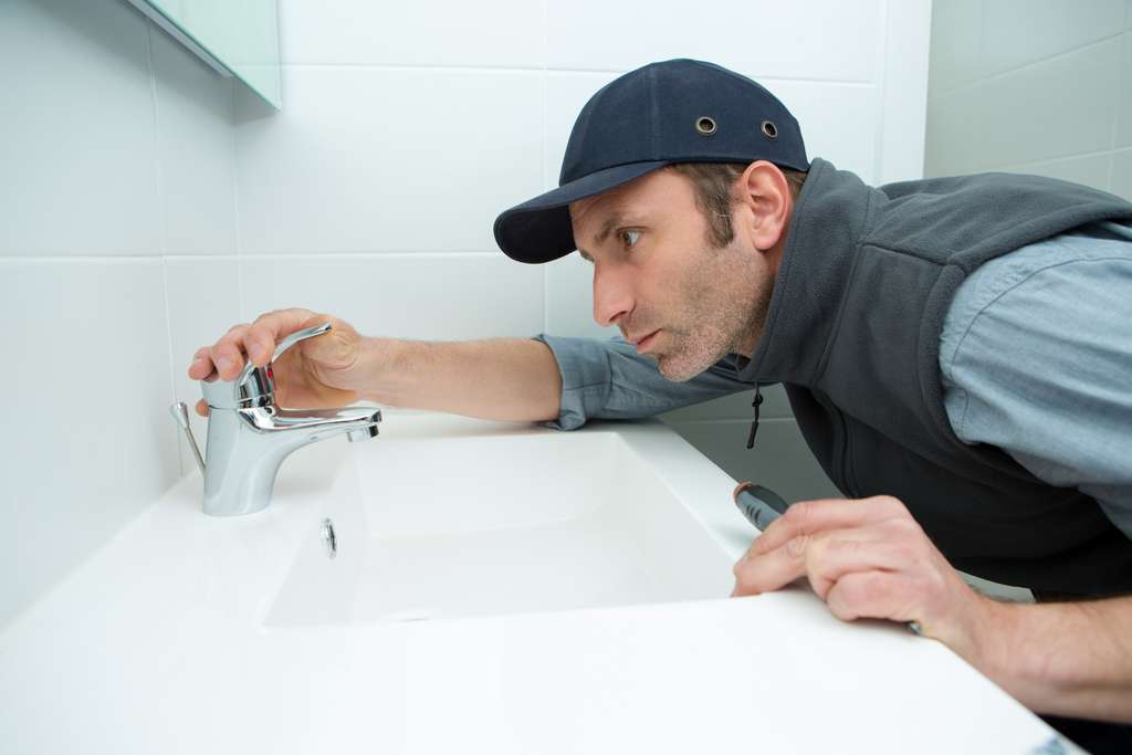 Un robinet qui goutte doit être réparé au plus vite pour cesser tout gaspillage d'eau et ne pas faire augmenter bêtement le montant de votre facture. © Auremar, Adobe Stock