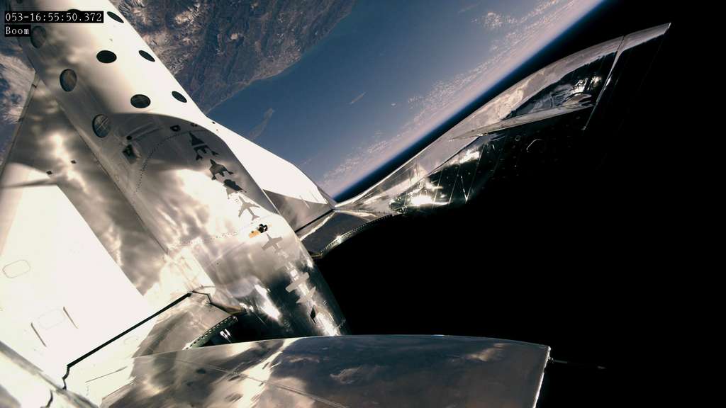 Le SpaceShipTwo de Virgin Galactic lors de son cinquième vol motorisé (février 2019) à seulement 10 kilomètres des 100 kilomètres de la frontière de l'espace définie par la Fédération aéronautique internationale (FAI). © Virgin Galactic