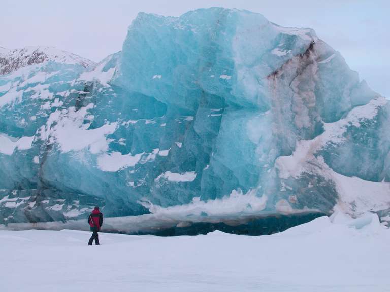 Petit iceberg composé de "glace bleue" Petit iceberg composé de "glace bleue"