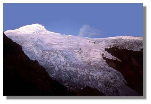 Sommet englacé du volcan actif Cayambe (5790 m) et glacier vus depuis le refuge situé à 4600 m d'altitude. La présence de cette calotte glaciaire rend dangereuse toute reprise d'activité (fusion partielle et formation de coulées boueuses). Equateur © IRD/Michel Monzier