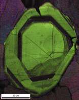 Zircon, dommages radiations. L'Electron Backscatter Diffraction (EBSD) est une technique très puissante de détermination des variations spatiales dans l'orientation cristallographique et permet une résolution à l'échelle micrométrique de la cristallinité d'un minéral. Cette technique est ici appliquée pour déterminer les dommages subis par le cristal de zircon à cause de radiations : l'ensemble du cristal présente la même orientation cristalline mais certaines zones, en effet, sont mal cristallisées à cause du rayonnement. © Glasgow Earth Science Electron Microscopy