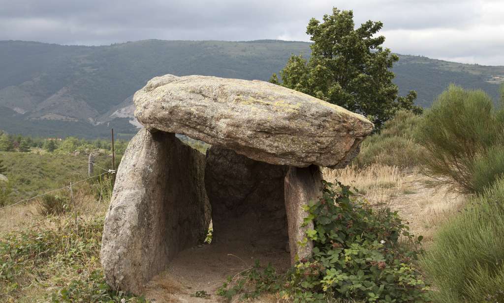 Ce monument funéraire mégalithique se situe à Campoussy, dans les Pyrénées orientales. Le plus vieux dolmen de France daterait du Ve millénaire avant J.-C. © PIXATERRA, Fotolia