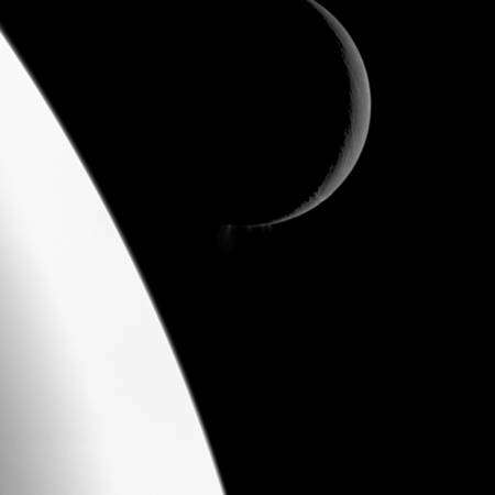 Cliquer pour agrandir . Encelade proche de Saturne. Les geysers s'élevant du pôle sud sont bien visibles. Crédit : Nasa, JPL,SSI