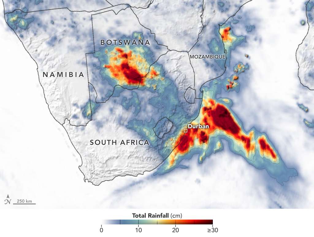 In red, areas affected by more than 300 mm of rain.  ©NASA