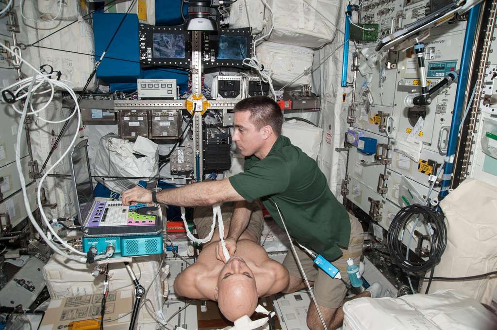 Chris Cassidy (Nasa) réalisant un examen ultrason sur Luca Parmitano (Esa) dans la Station spatiale internationale. © Esa, Nasa