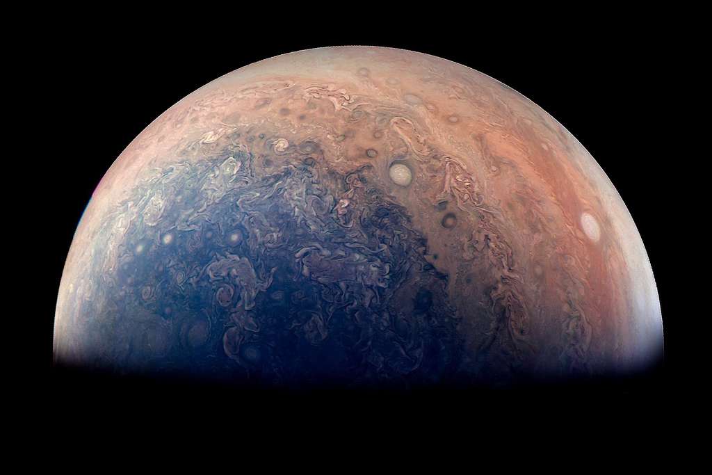 Une vue du pôle sud de Jupiter prise par la sonde Juno. Le traitement de Gabriel Fiset, citizen scientist (scientifique citoyen), accentue le contraste entre les différents motifs dans la haute atmosphère. © Nasa, JPL-Caltech, SwRI, MSSS, Gabriel Fiset