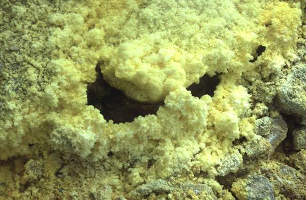 Fumerolles soufrées près du Vulcano, dans les îles Éoliennes, en Italie