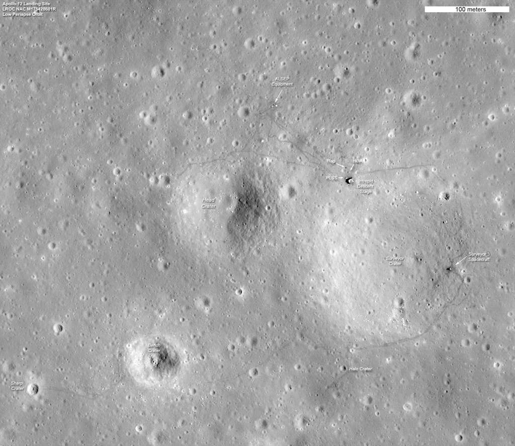 Ce cliché ne montre pas seulement le site d'atterrissage de la mission Apollo 12 dans l'océan des Tempêtes (du 14 au 24 novembre 1969). Il montre également le site d'atterrissage de Surveyor 3 qui s'était posé deux ans plutôt. © Nasa/LRO Science team