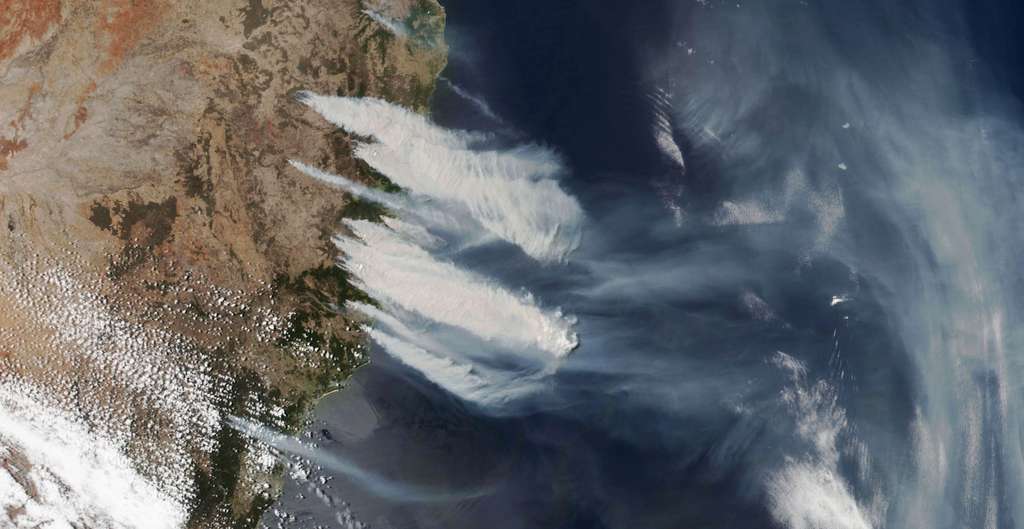 Les feux de brousse font rage dans l’État de la Nouvelle-Galles-du-Sud en Australie. Image prise de l’espace par le satellite Suomi NPP le 8 novembre 2019. © Nasa, NOAA