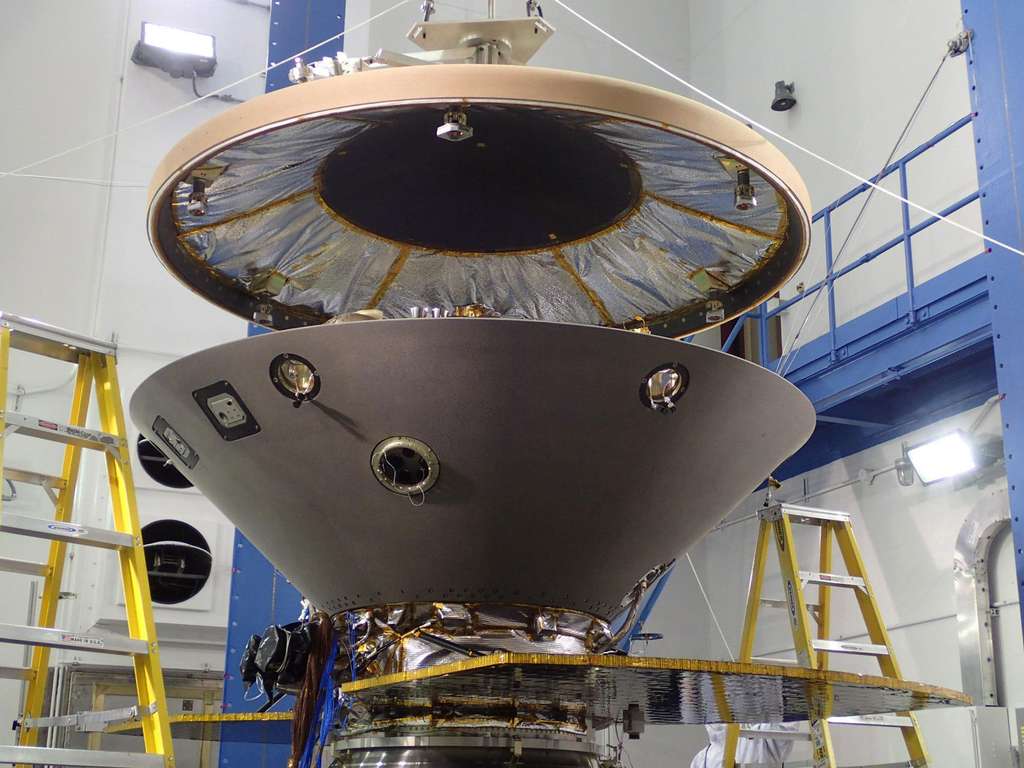 Le cône avant du bouclier thermique d'Insight (ici au-dessus) se referme sur l'atterrisseur, bien installé dans le cône arrière. © Nasa, JPL, Lockheed Martin