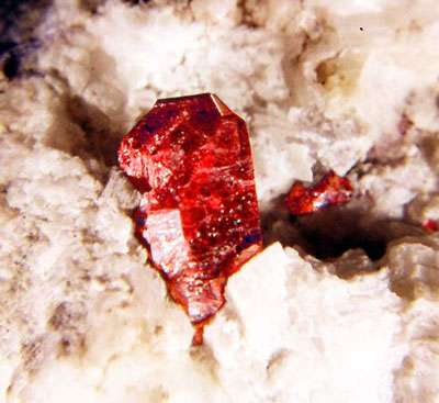 Cristal isolé, rouge, rhomboèdrique de cinabre sur dolomite (Fenghuang, Hunan Province, Chine). © Webmineral, tous droits réservés