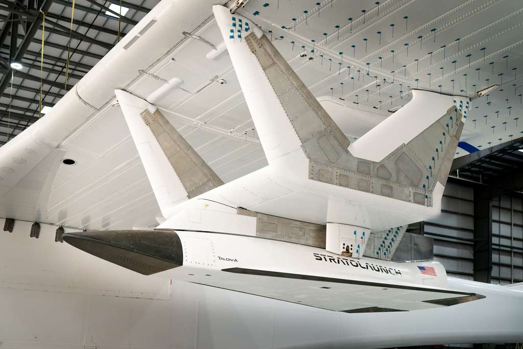L’avion de test TA-0 fixé sur la nouvelle structure sous l’aile centrale du Roc. © Stratolaunch