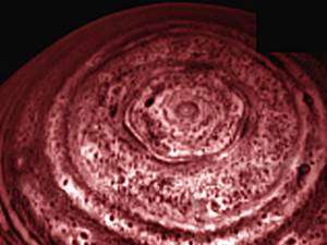 La structure nuageuse hexagonale photographiée en infrarouge en 2007 par la sonde Cassini. Crédits : Nasa / JPL / Esa