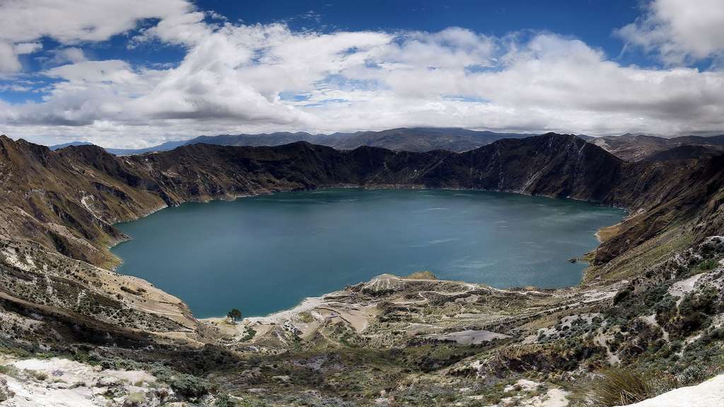 Le Quilotoa, l'un des nombreux volcans équatoriens Le Quilotoa, l'un des nombreux volcans équatoriens