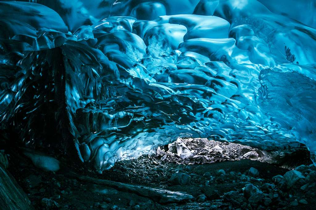 La merveilleuse grotte du glacier de Mendenhall La merveilleuse grotte du glacier de Mendenhall
