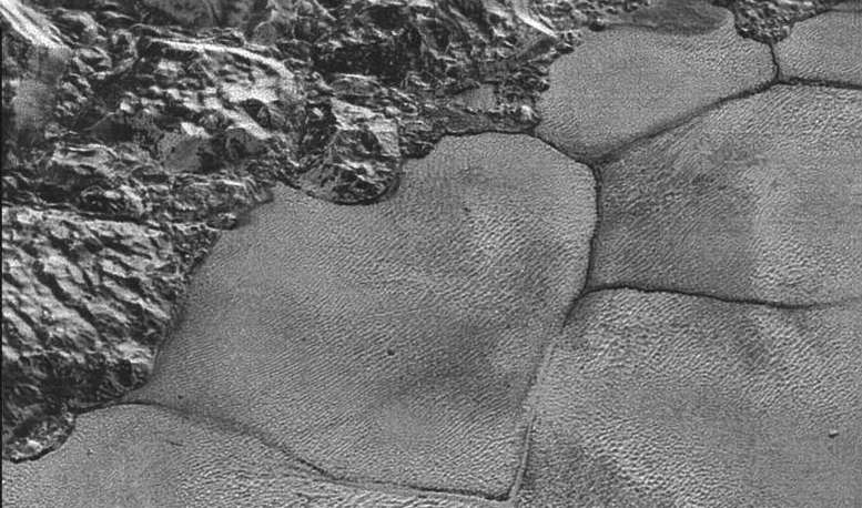 Une partie de Sputnik Planitia montrant des formes polygonales à sa surface. © Nasa/JHUAPL/SwRI