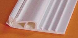 Profilé en plastique à double système de pince (molleton, tissu) et tension. Dimensions : largeur 41 x ép. 9 mm ; deux longueurs : 1,05 et 2,50 m (réf. 105 et 108). Existe en blanc ou noir. Proposé avec différents tissus : floqués, schintz fin, simili cuir, velours épais… Renseignements commerciaux auprès du fabricant. © Swaldeco