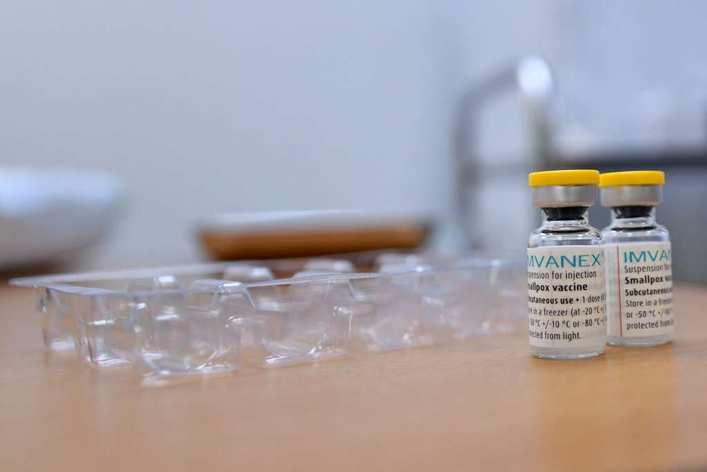Des pharmacies des villes de Lille, Paris, Marseille et Fréjus ont été sélectionnées pour expérimenter la vaccination en officine. Le vaccin exige de strictes conditions de conservation. © François Lo Presti, AFP
