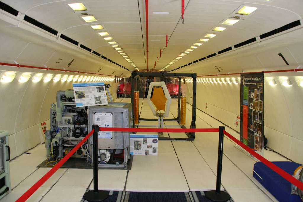 La zone d’expérimentation de l’A300 Zéro-G de Novespace. Aujourd’hui, les vols paraboliques ne sont pas seulement utilisés pour tester des matériaux ou des expériences en apesanteur. Ils sont également un excellent moyen de préparer les séjours humains dans l’espace et sur Mars. © Rémy Decourt