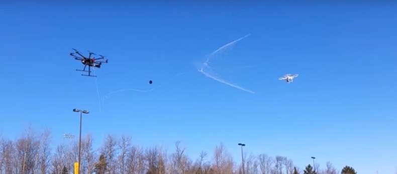 La portée de tir du drone-intercepteur est de douze mètres. La vitesse de projection est censément assez rapide pour que la cible n’ait pas le temps d’effectuer une manœuvre d’évitement. © HIRoLab, Michigan Tech