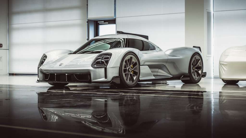 En 2017, les designers de Porsche ont voulu créer une version de route de la Porsche 919 Hybrid. Nul doute que de richissimes particuliers auraient sorti leur carnet de chèque pour se l’offrir si elle avait vu le jour. © Porsche