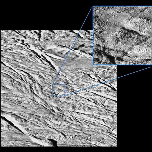 gros plan sur la surface d'Encelade 1