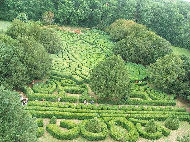 Le jardin du château Andrássy, à Tiszadob, en Hongrie Le jardin du château Andrássy, à Tiszadob, en Hongrie