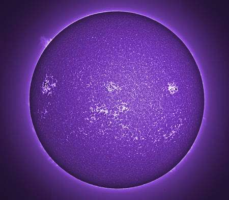 Cliquez pour agrandir. La surface du Soleil observée en ultraviolet au moment d'un maximum du cycle solaire. Crédit : Crédit : Gary Palmer