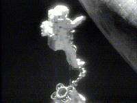 L'astronaute Stephen Robinson s'approche du ventre de Discovery grâce au bras robotisé Canadarm 2. (crédit : NASA-TV) L'astronaute Stephen Robinson s'approche du ventre de Discovery grâce au bras robotisé Canadarm 2. (crédit : NASA-TV)