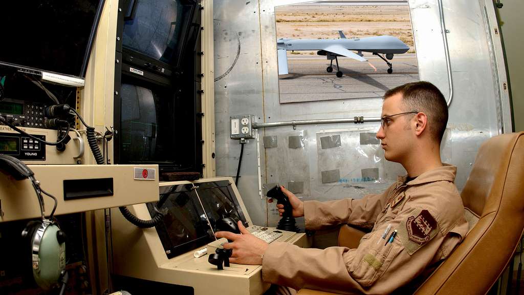 Salle de guidage : opérateur de drone devant ses écrans de contrôle Salle de guidage : opérateur de drone devant ses écrans de contrôle